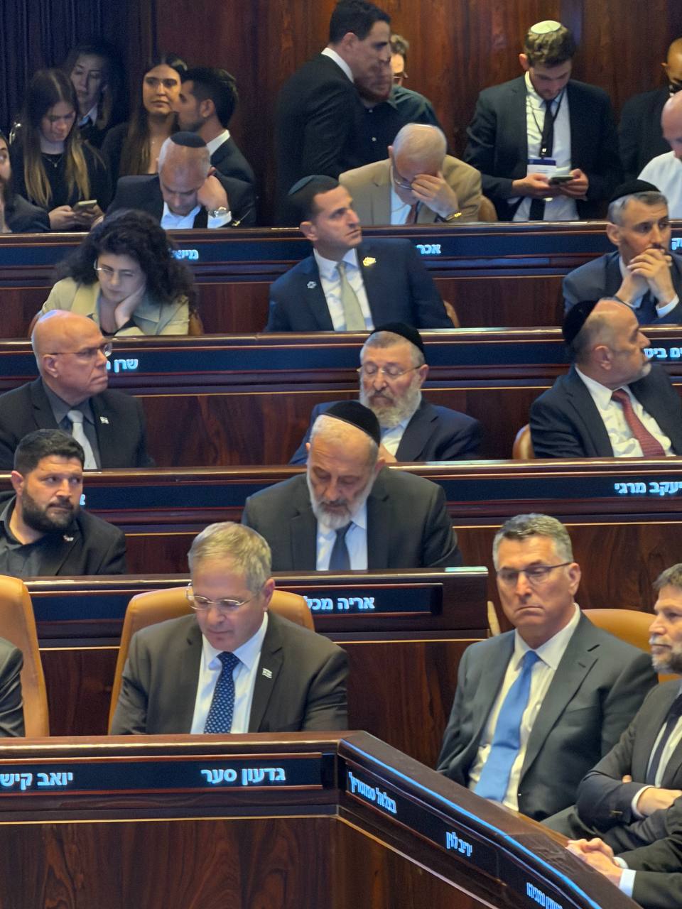 אורח במליאת הכנסת: ח"כ אריה דרעי הגיע לדיון לכבוד ראש ממשלת הודו. מוק…