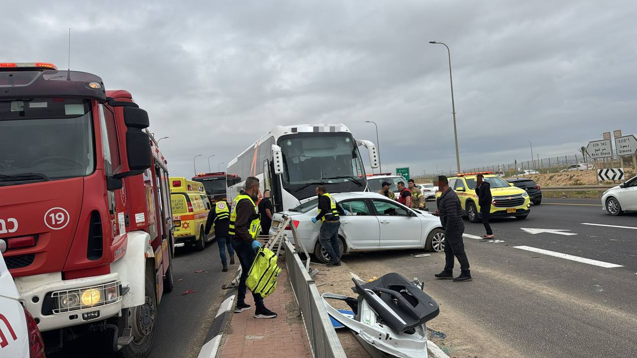 ראשוני: אוטובוס התהפך סמוך למצפה רמון, לכודים ונפגעים בזירה