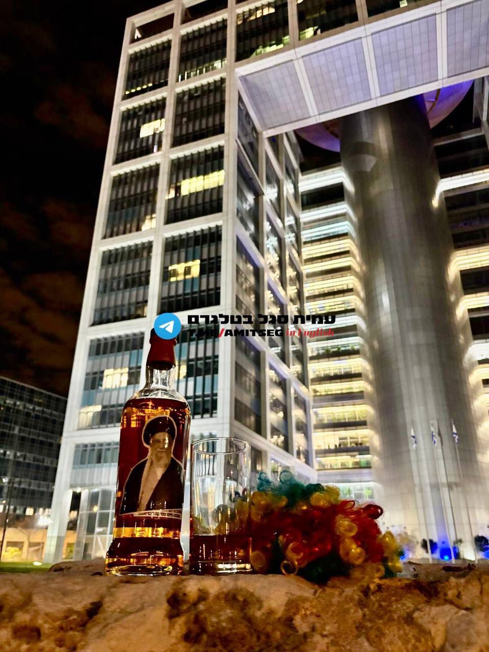 עמית סגל: בקריה בתל אביב הוציאו הלילה את בקבוק הויסקי עם תמונתו של חמ…