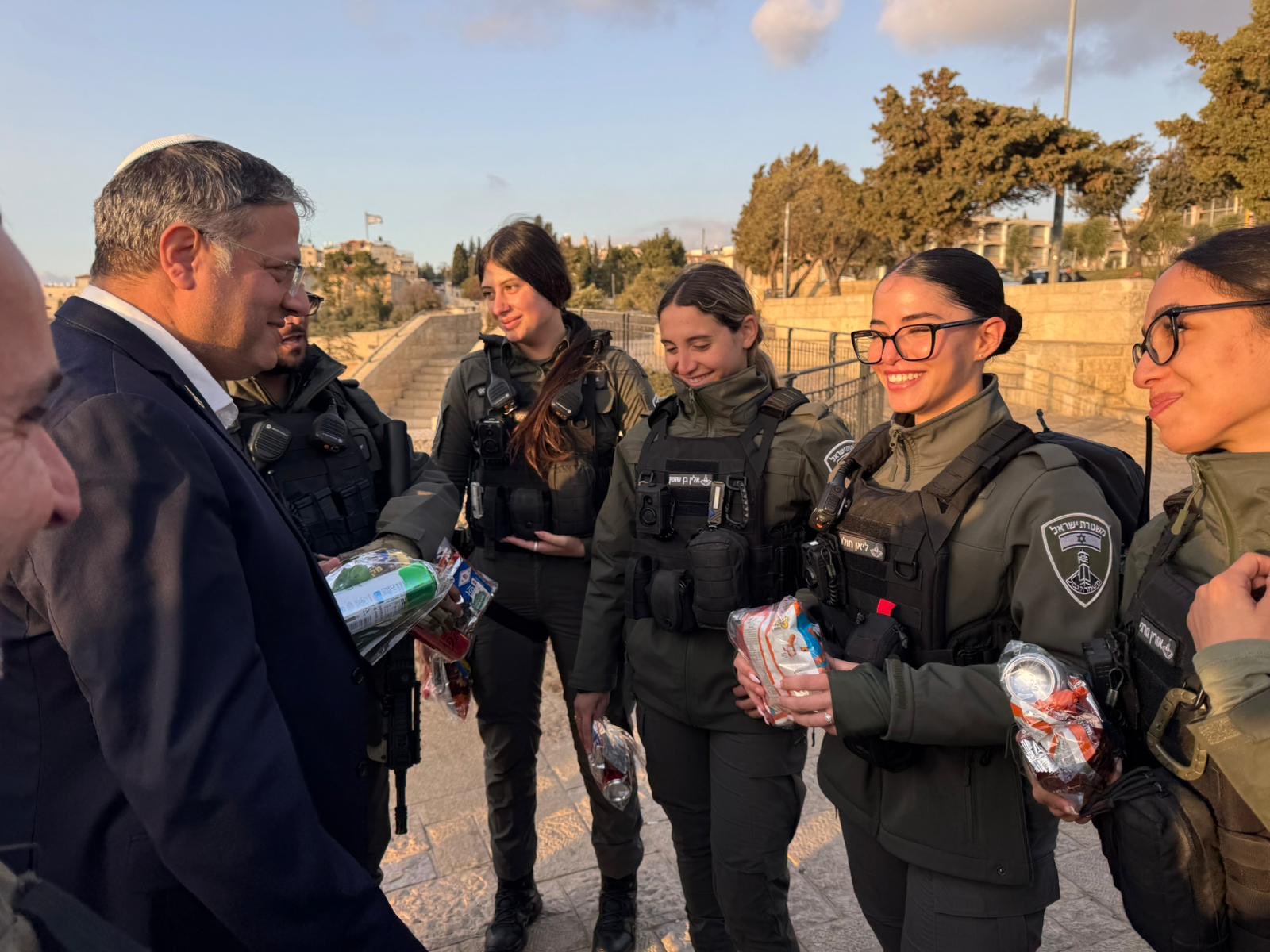 בן גביר וממ״ז ירושלים ניצב אבשלום פלד חילקו לפני זמן קצר עשרות משלוחי…
