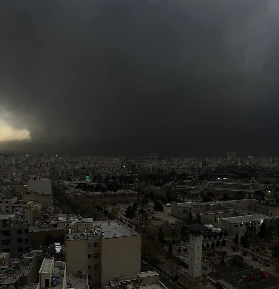 לאחר התקיפה הישראלית - האש במאגרי הדלק בטהראן עדיין בוערת; עשן שחור ס…