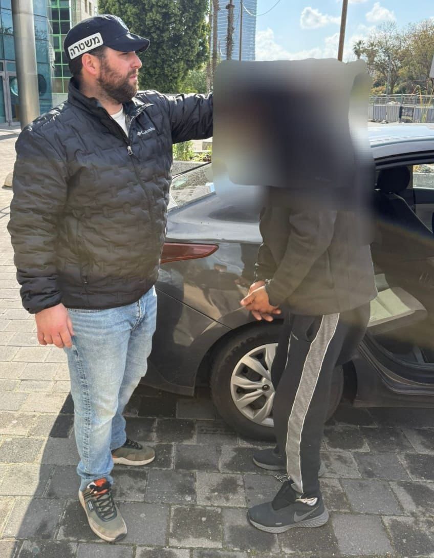 המשטרה עצרה תושב תל אביב בן 37 שגנב רכוש באלפי שקלים מתוך 2 דירות בבנ…