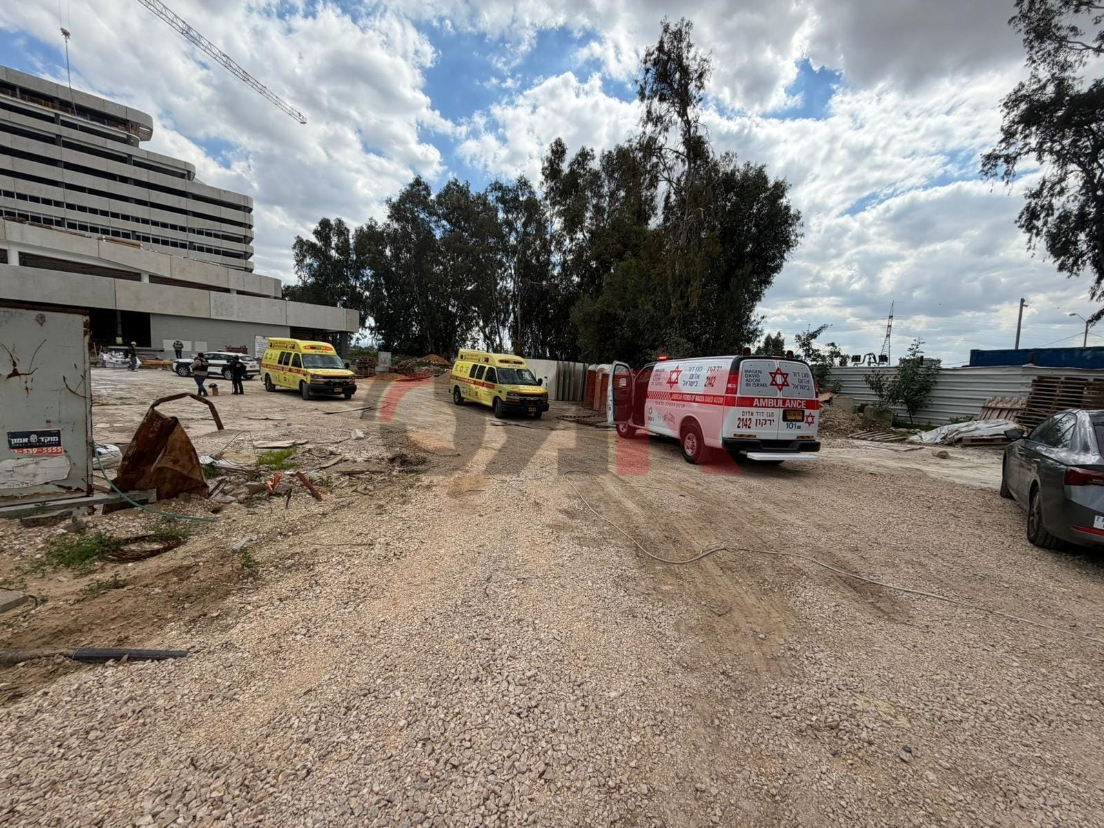זירת הנפילה במרכז. פראמדיקים של מד"א קבעו את מותו של גבר כבן 40 ופינו…