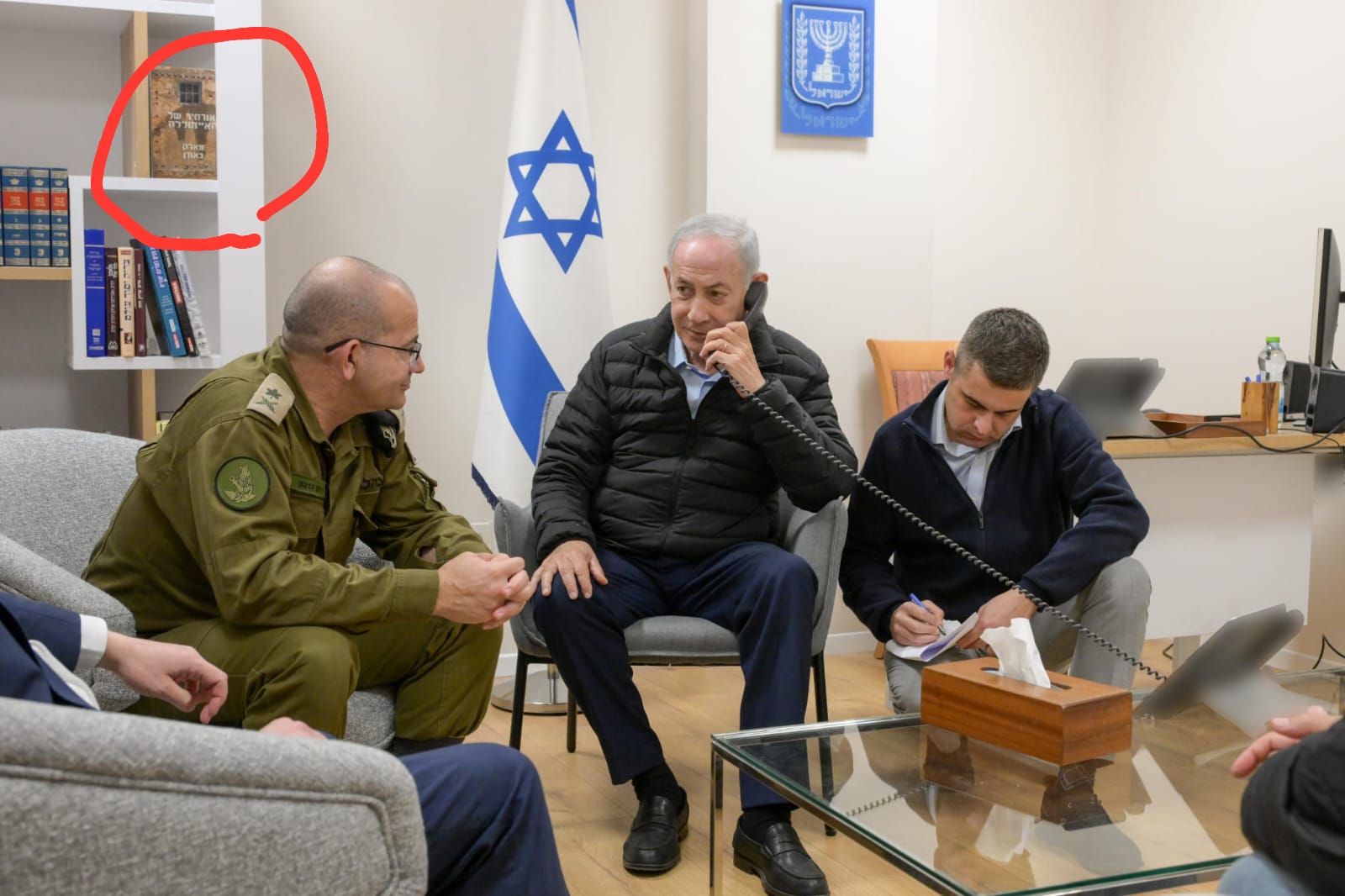 מסר לאזרחי איראן: חדי עין ישימו לב כי מאחורי ראש הממשלה נמצא ספר "אור…