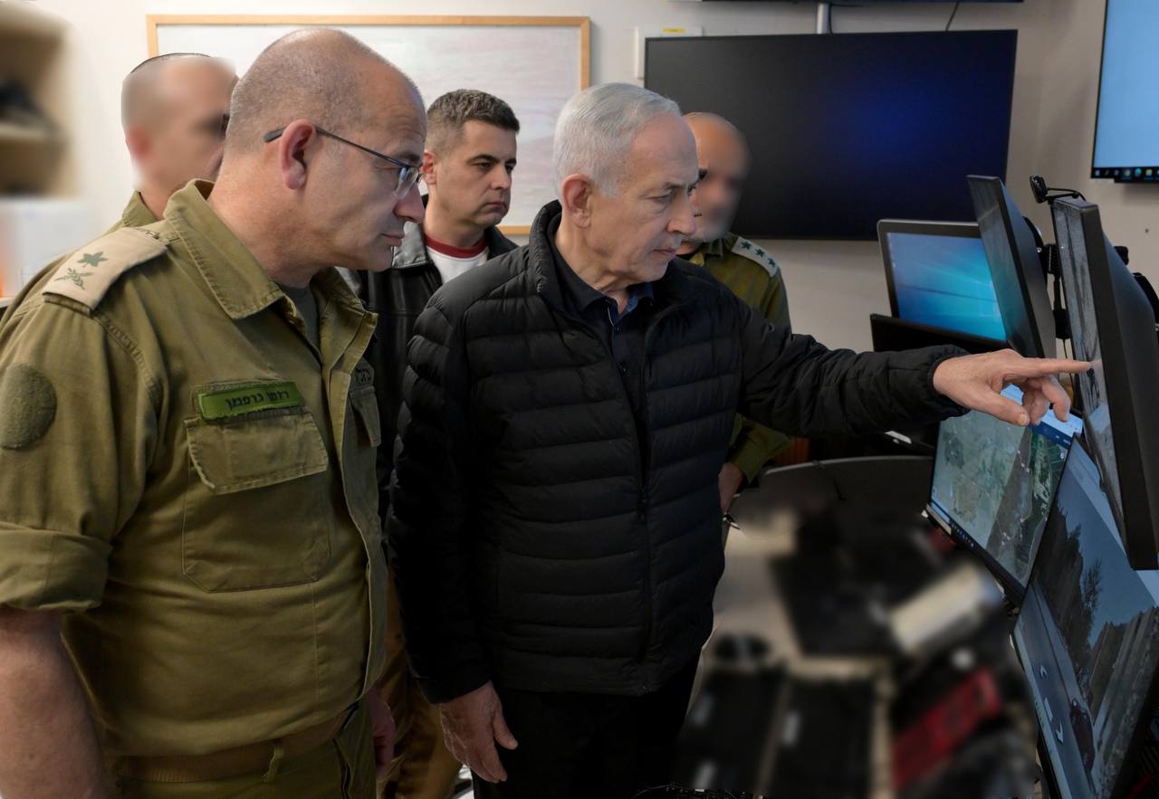 ראש הממשלה בנימין נתניהו מקבל עדכון על אירוע הנפילה בערד בחדר המצב.