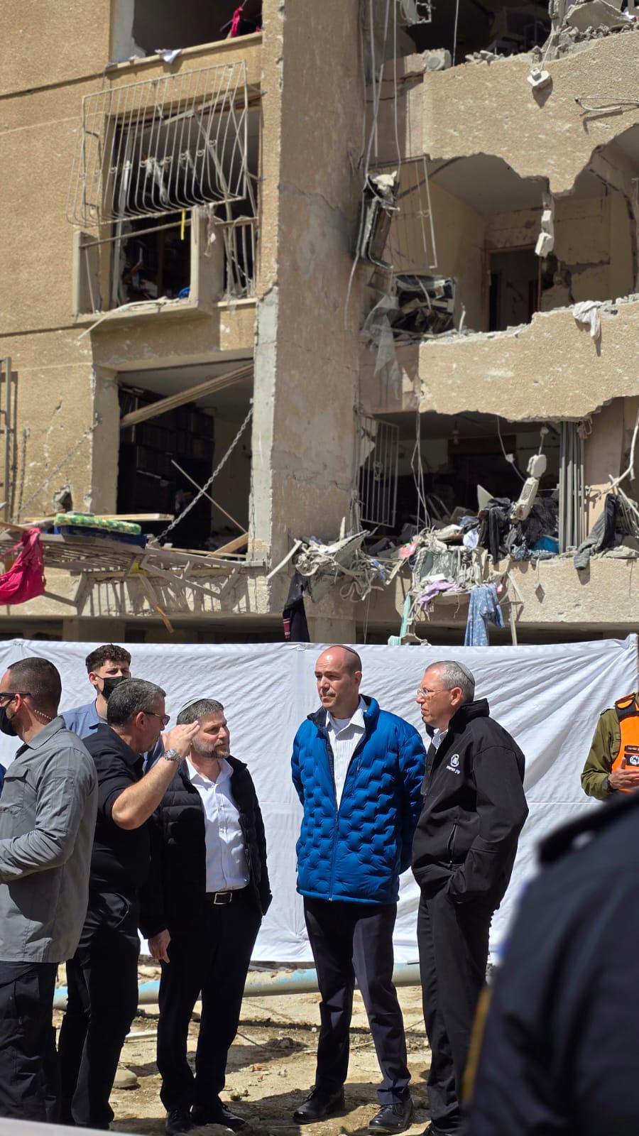 שר האוצר בצלאל סמוטריץ׳ הגיע כעת לזירת הנפילה בערד יחד עם ראש העיר יא…