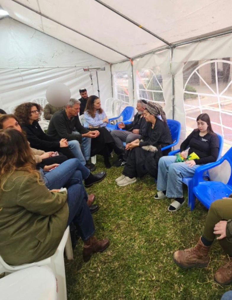 נצפו בניחום משפחתו של אביעד אלחנן וולנסקי: יו״ר ועדת העבודה והרווחה,…