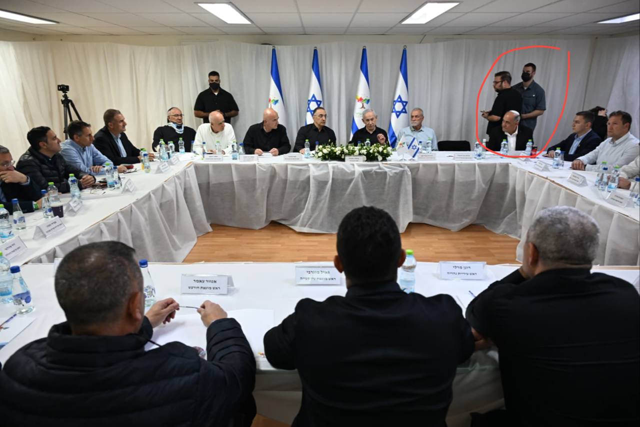 המחליף הזמני של זיו אגמון? יועץ התקשורת טופז לוק נצפה עם נתניהו בפגיש…