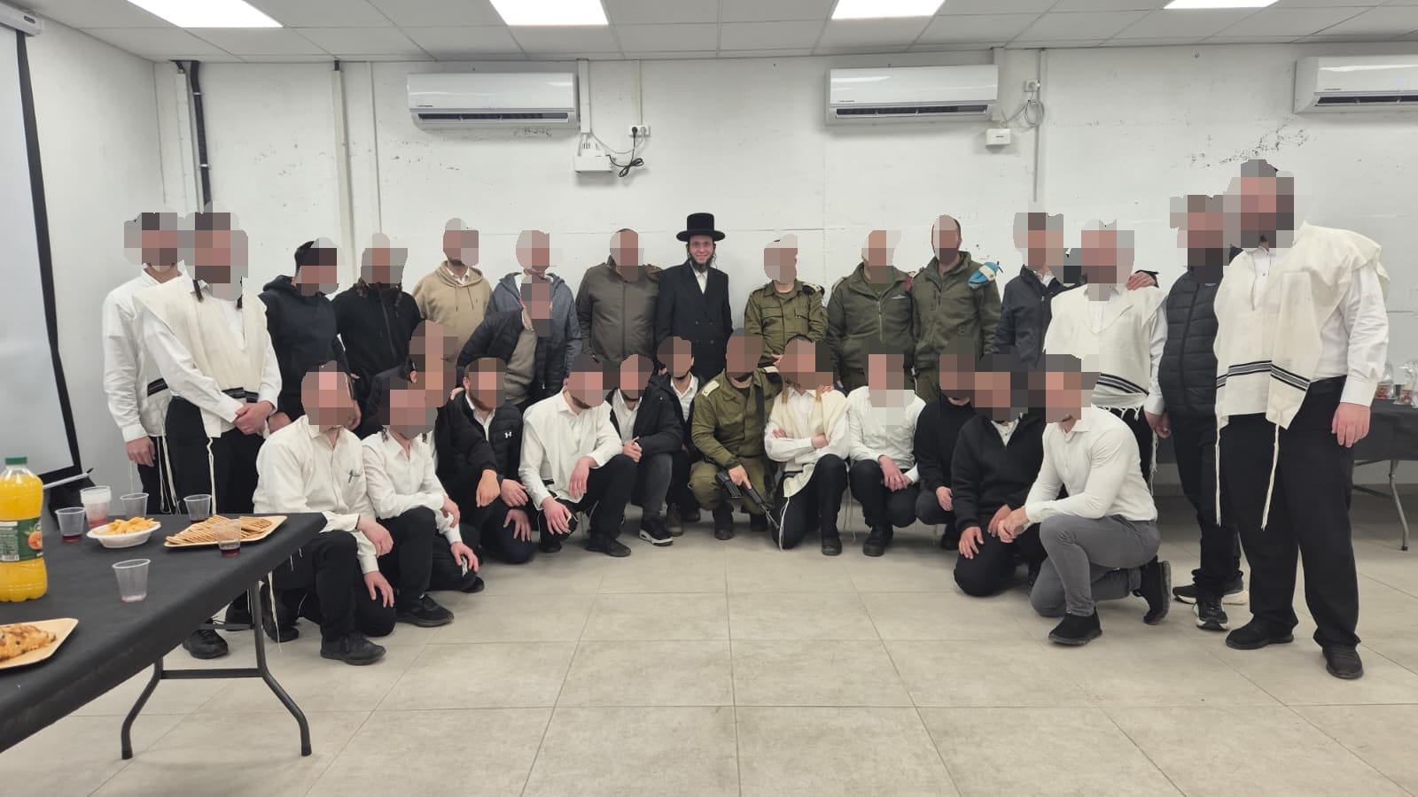 ימות המשיח: צעירים חרדים המשרתים בבסיס בצפון בתוכנית "מעלות צור" בטקס…