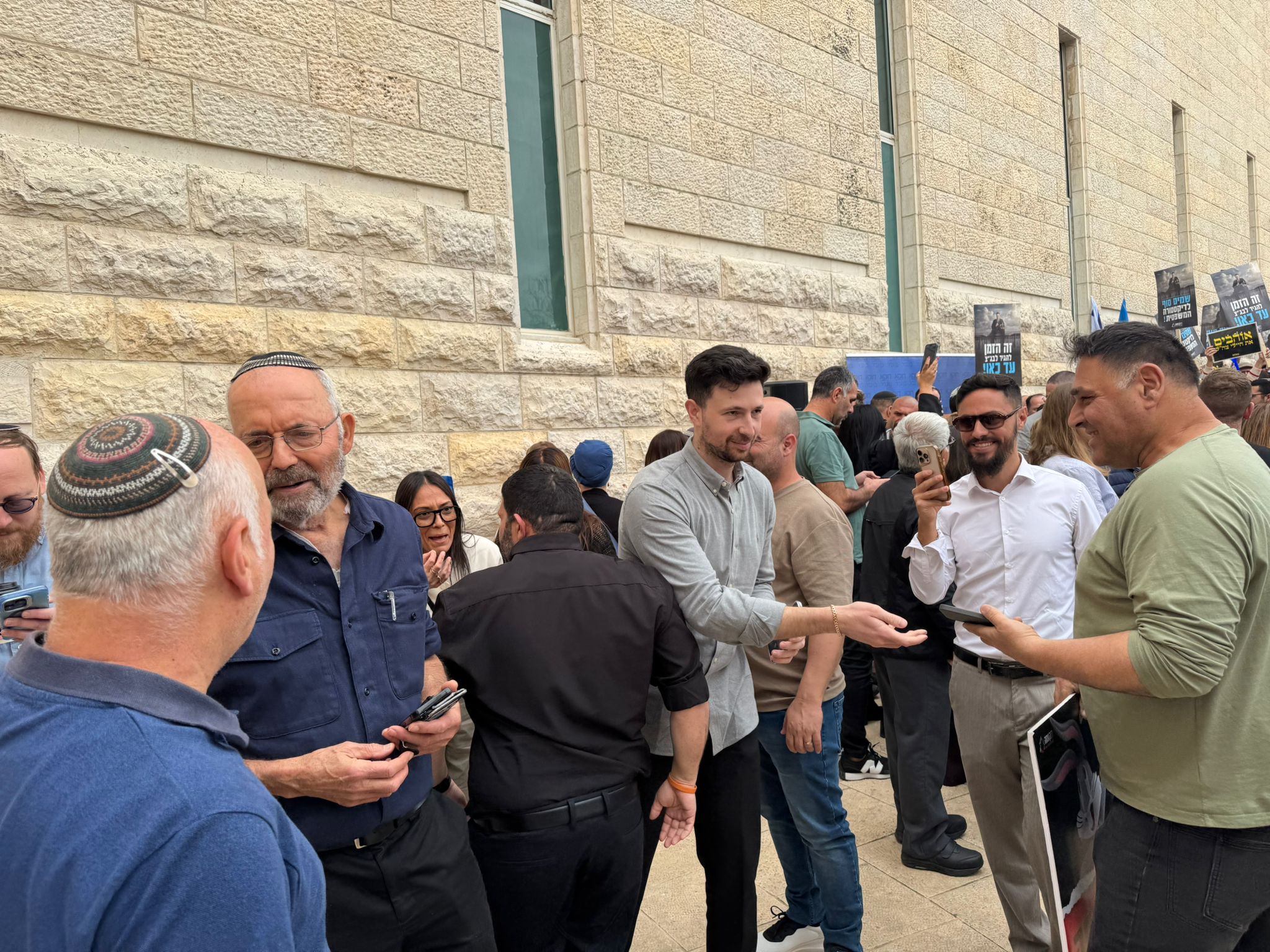 דורון בלוך: יהיה חיבוק? סגן השר אלמוג כהן הגיע לתמוך בבן גביר בבג״ץ