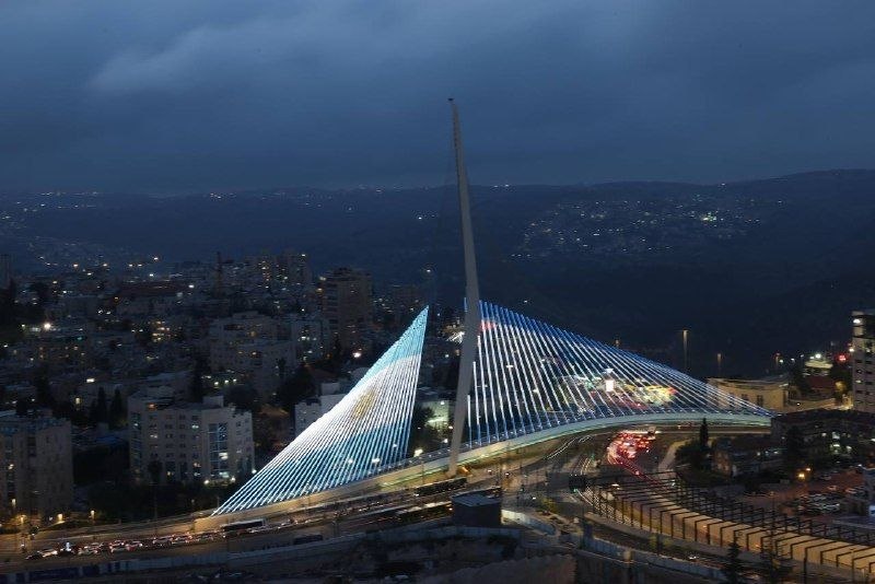 גשר המיתרים בירושלים הואר בדגלי ארגנטינה וישראל לרגל ביקור הנשיא מילי…