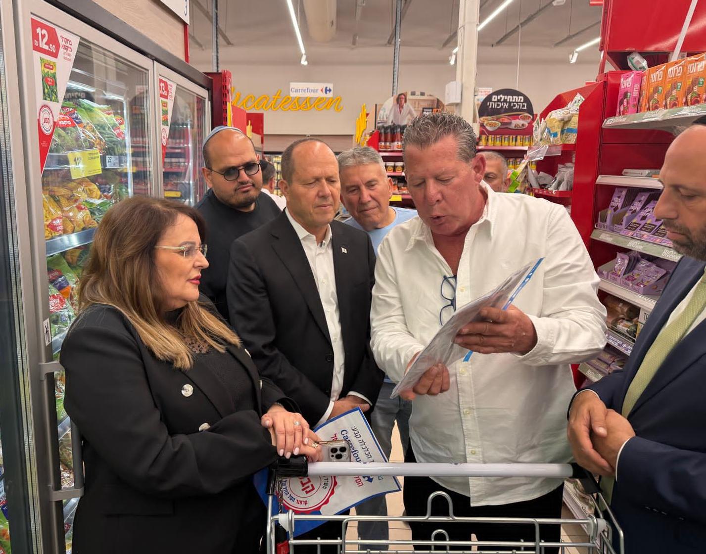 ​בשורת "הסל של ישראל": שר הכלכלה והתעשייה ניר ברקת הגיע לקניות בסניף…