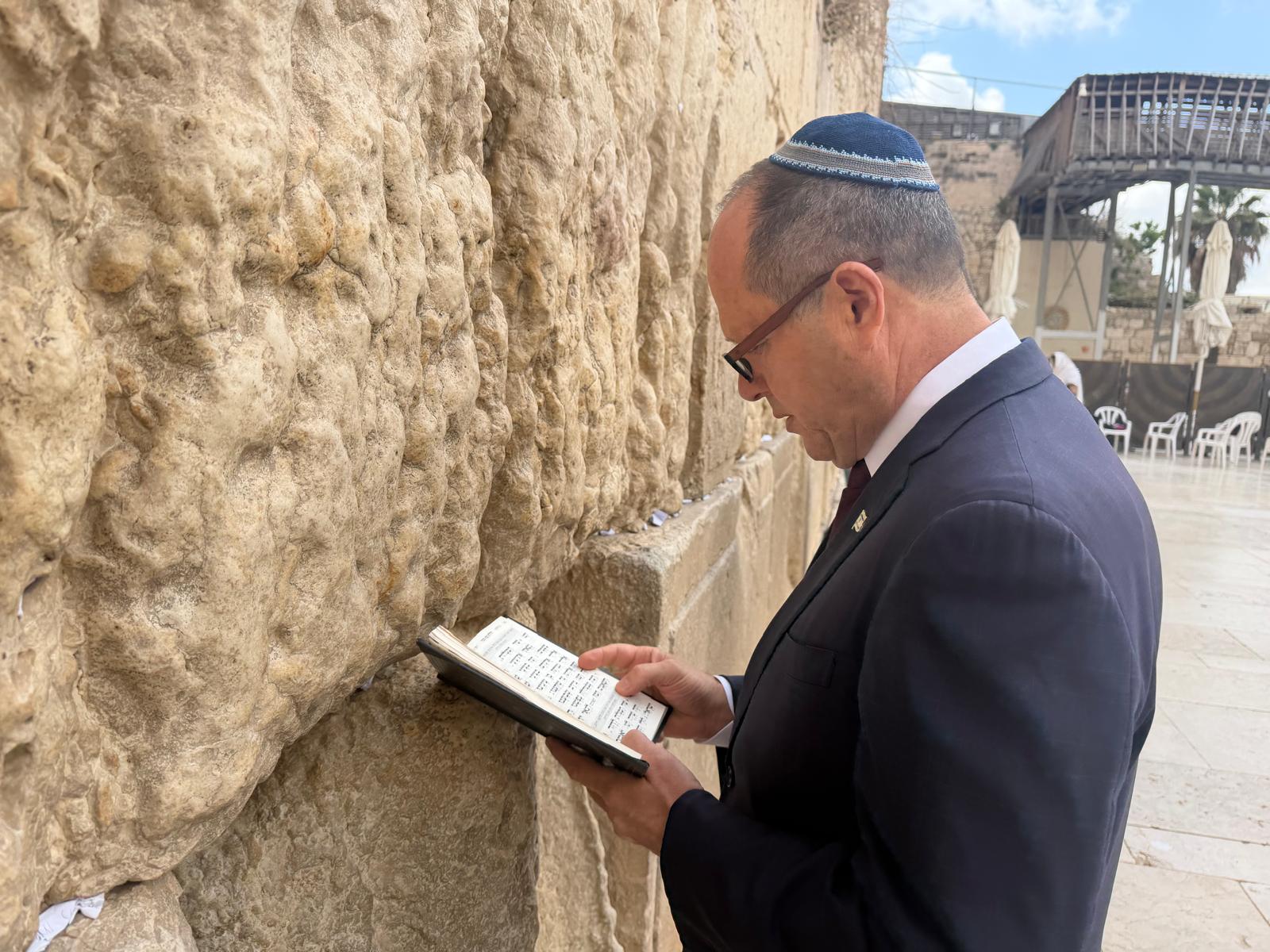 שעות לפתיחת אירועי יום הזיכרון, השר ניר ברקת הגיע להתפלל בכותל המערבי…
