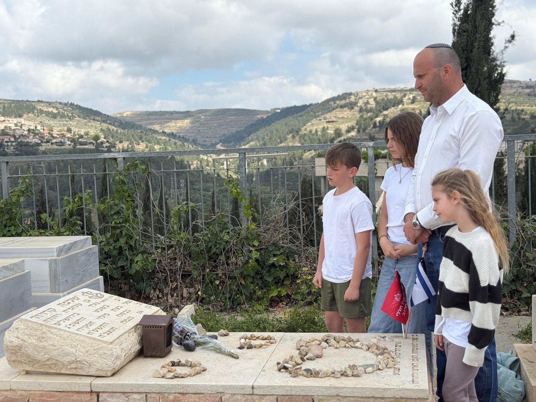 יו"ר ועדת הפנים יצחק קרויזר(עוצמה יהודית), יחד עם ילדיו על קברו של אח…