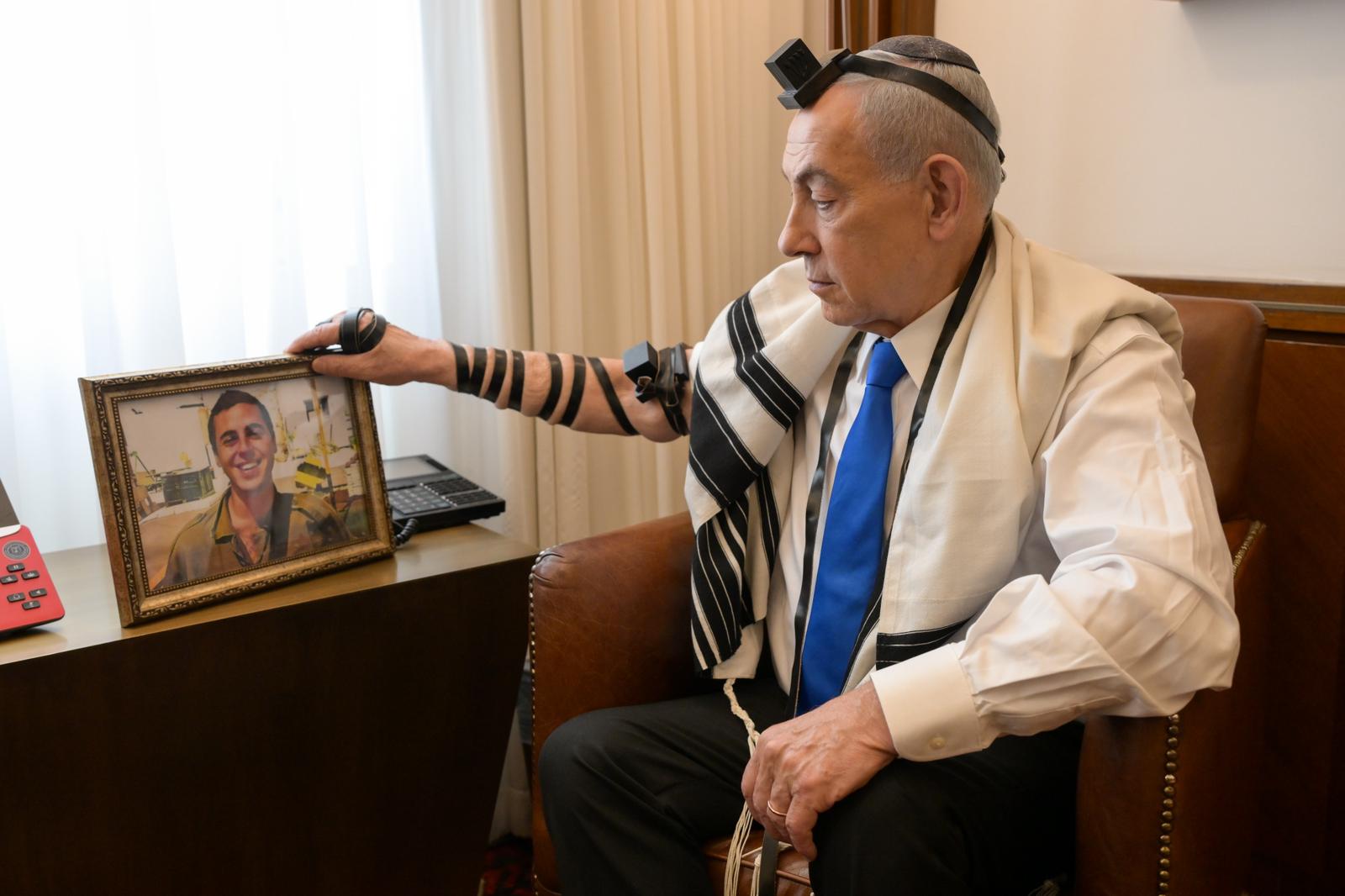 ראש הממשלה בנימין נתניהו מניח את התפילין של לוחם גולני, סמ״ר שון כרמל…