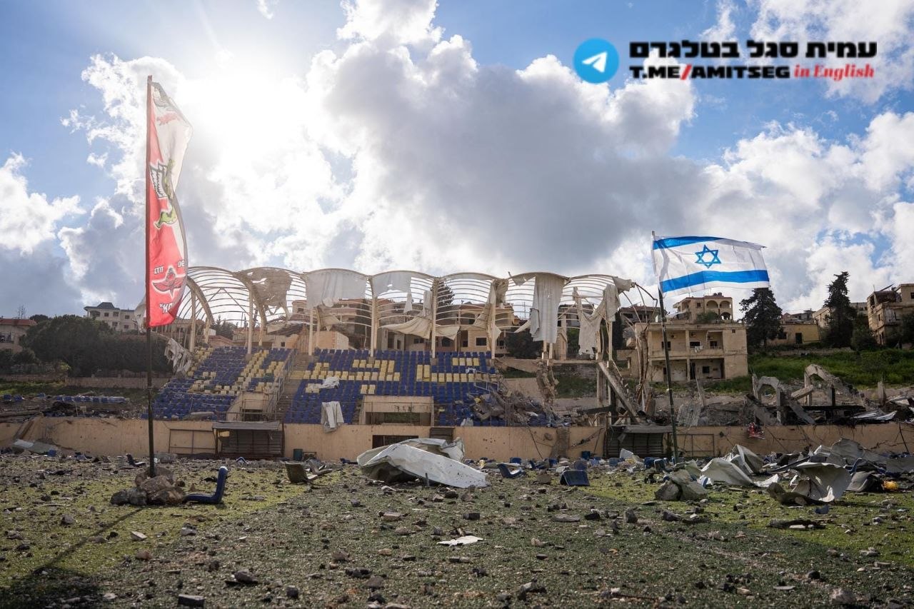 יום העצמאות ה-78: דגל ישראל ודגל גדוד 890 של הצנחנים מתנוססים באיצטדי…