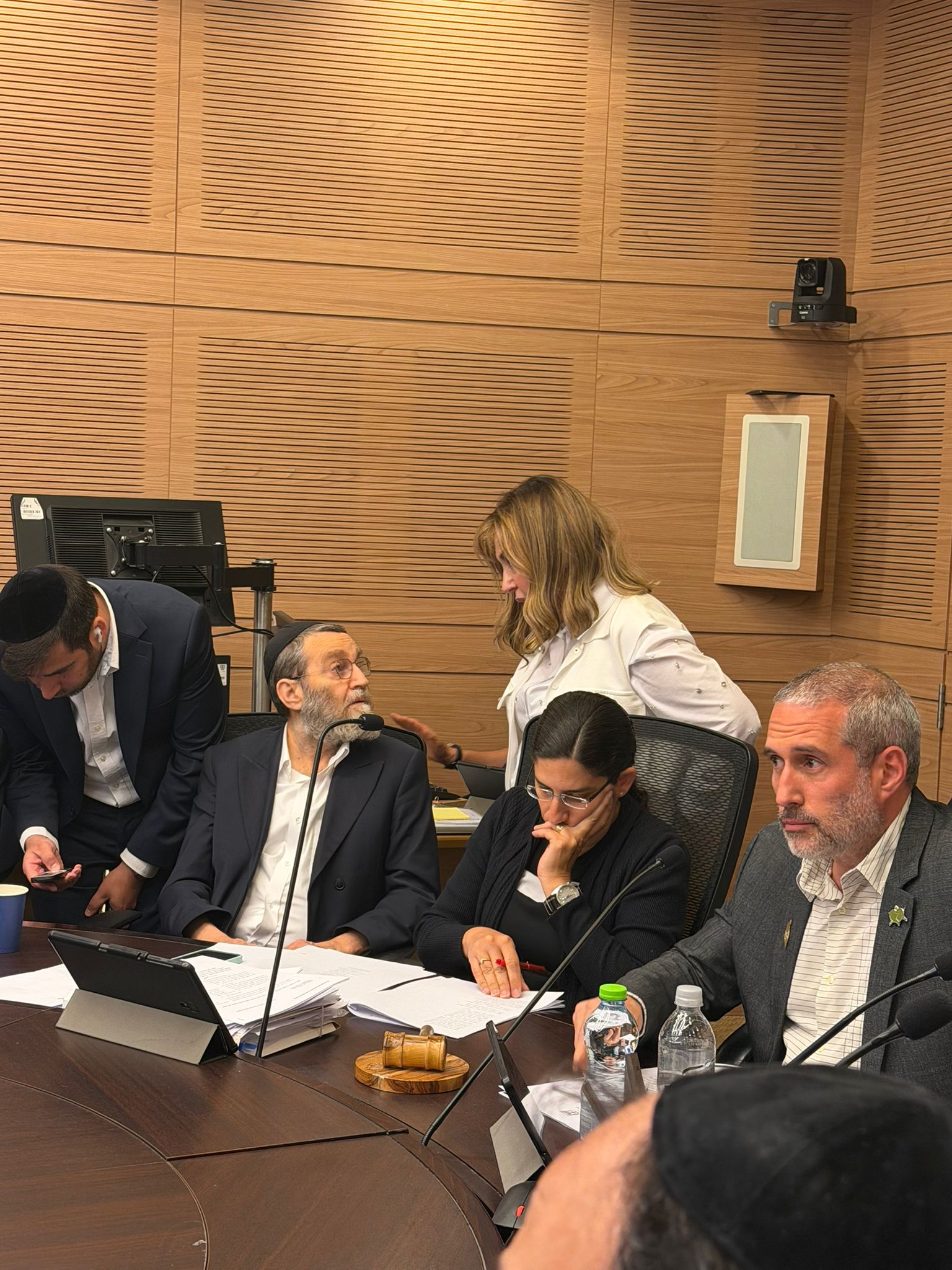 בינתיים בוועדת הכספים: הסתודדות מעניינת בין גפני ליועצת רה"מ רבקה פאל…