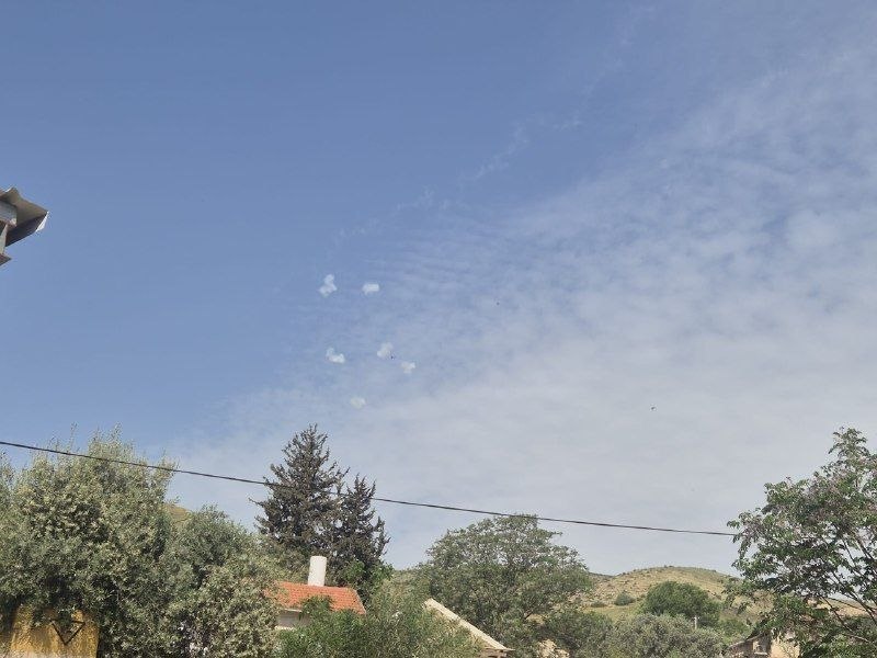 הירי של חיזבאללה לצפון מוקדם יותר: 5 רקטות יורטו, אחת נפלה בשטח פתוח…