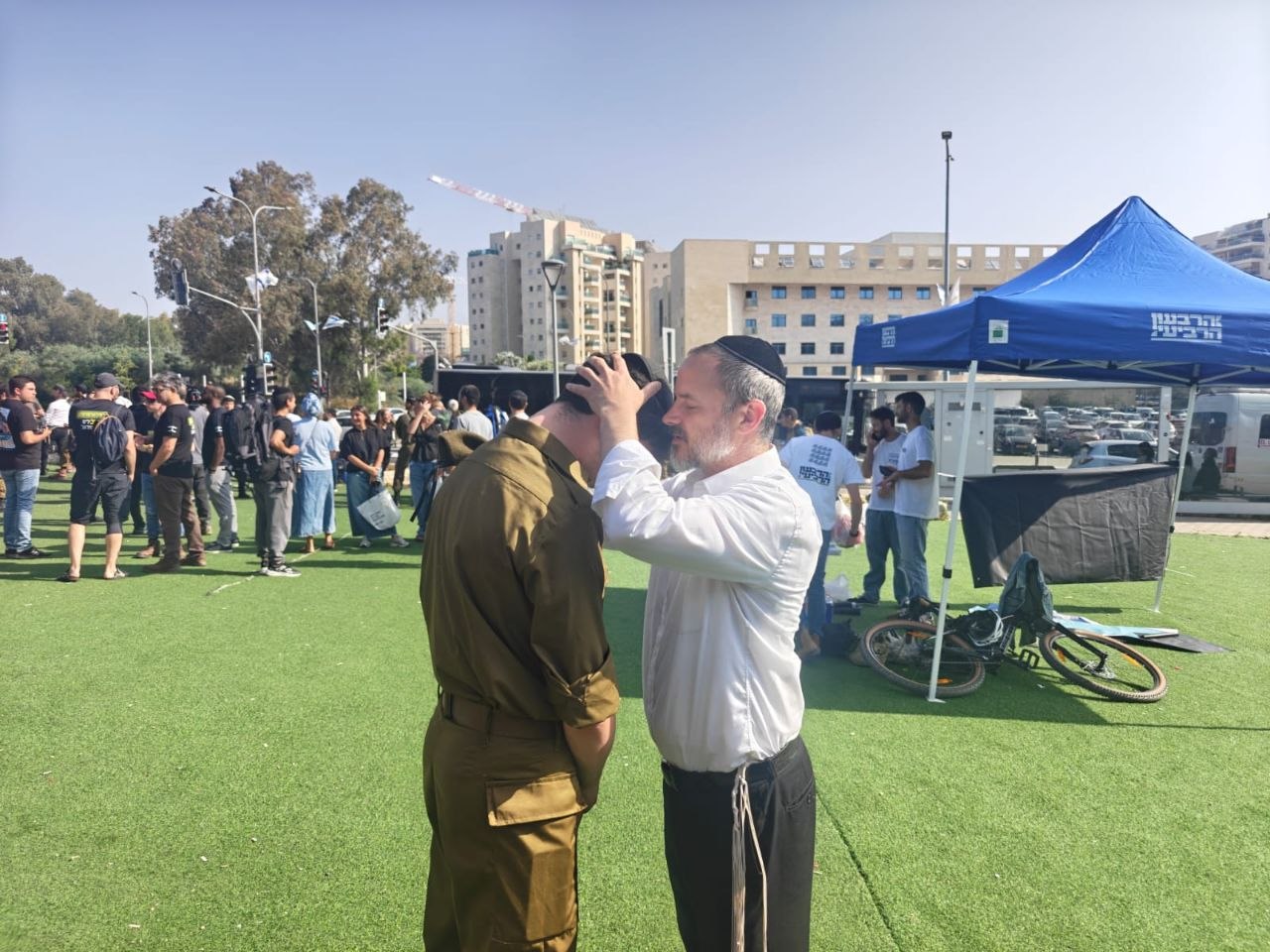 ברגעים אלה מתגייסים לצה"ל עשרות חרדים לחטיבת חשמונאים, ח"ץ חרדים צנחנ…