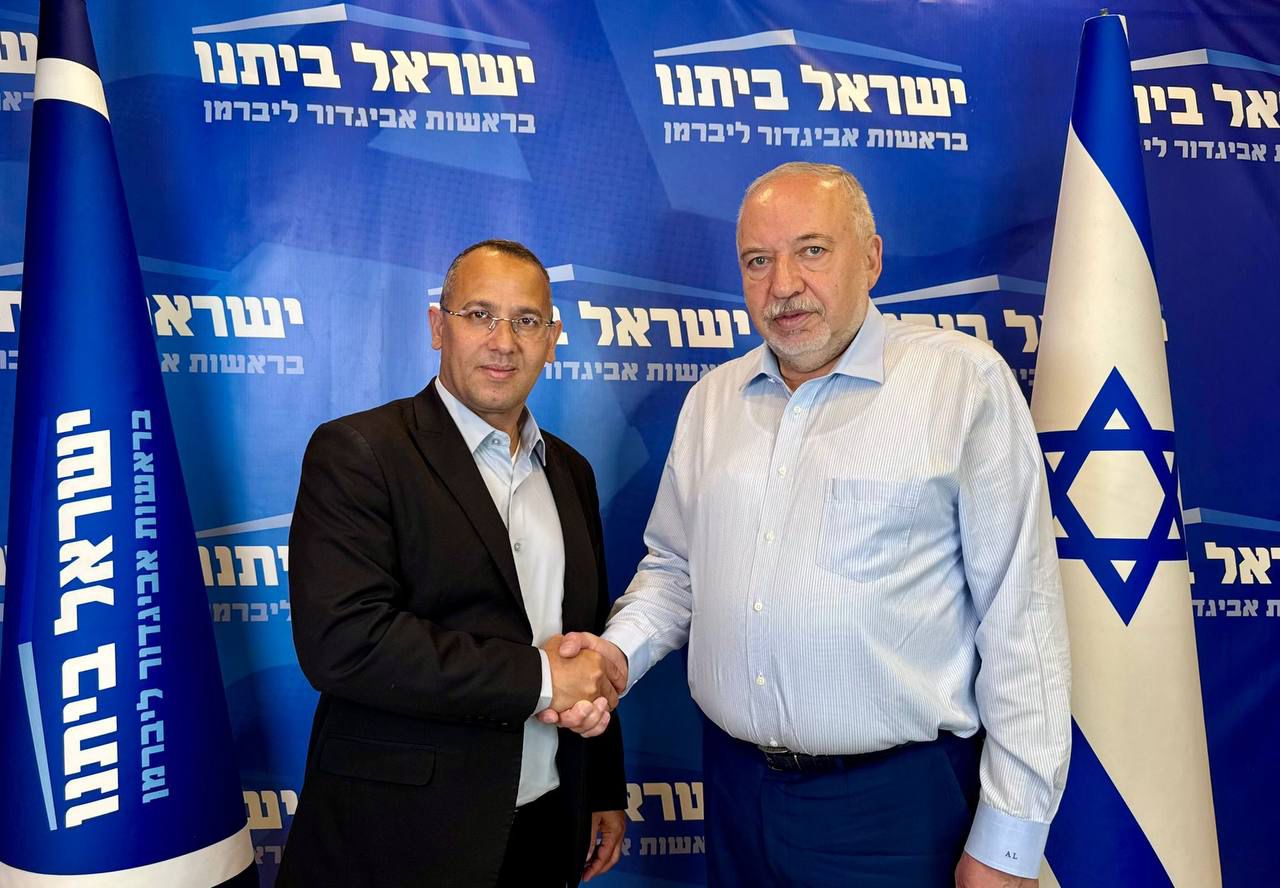 מפלגת ישראל ביתנו: שרון שרעבי, ממובילי המאבק להשבת החטופים, מצטרף למפ…