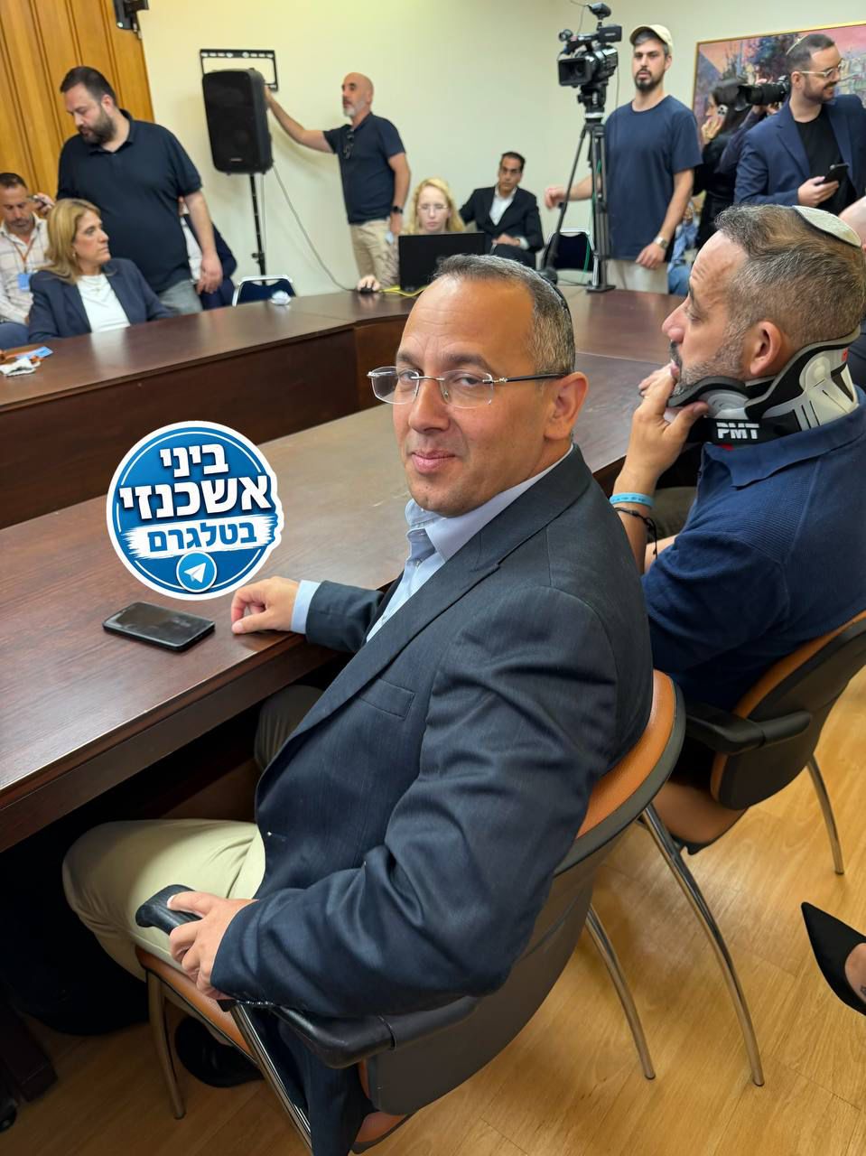 המצטרפים החדשים לישראל ביתנו: שרון שרעבי ורפי בן שטרית נמצאים בישיבת…