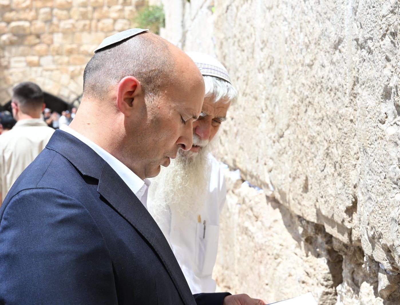 לקראת יום ירושלים: בנט בתפילה בכותל