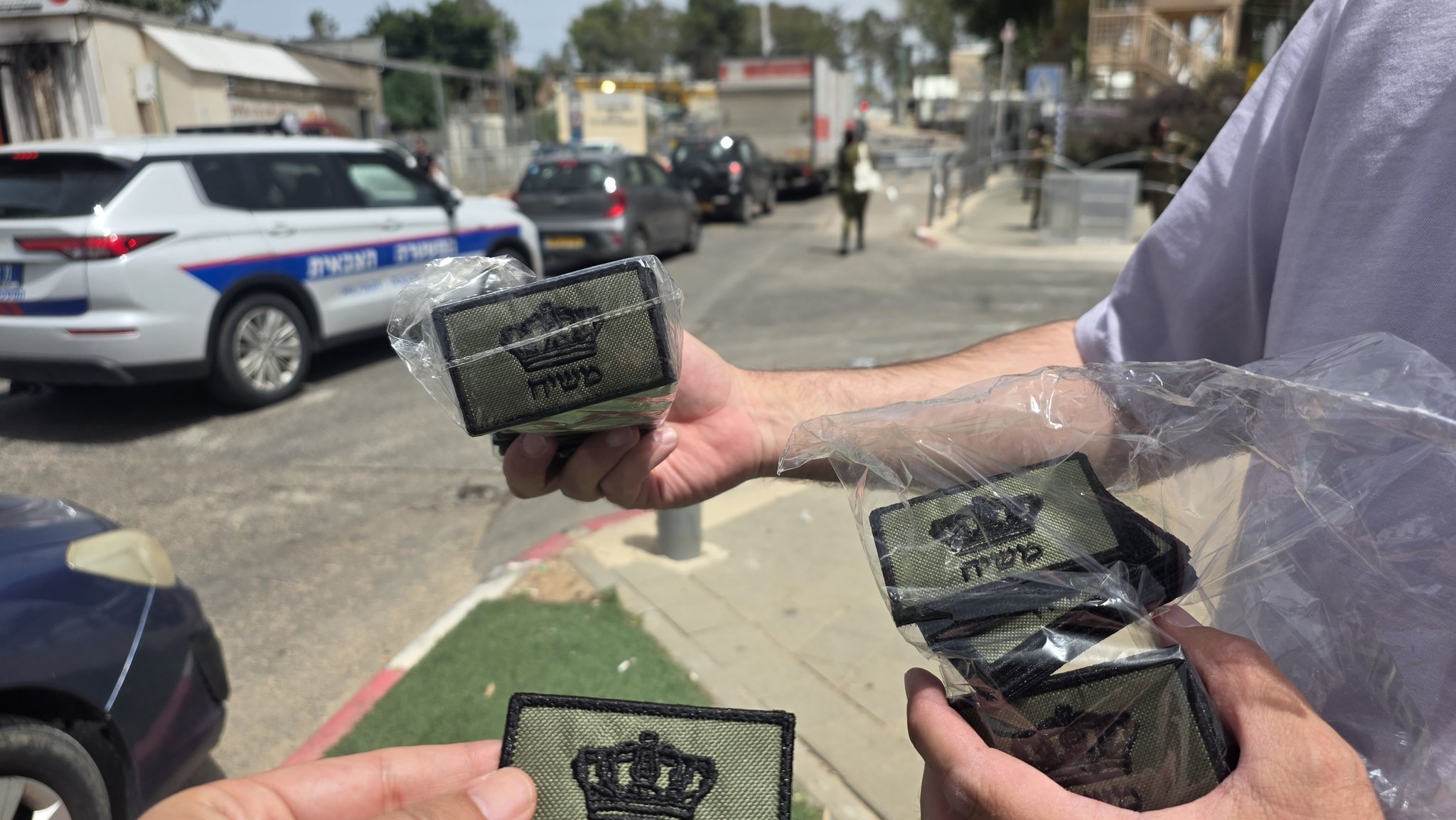 חזקי ברוך, ערוץ 7: בכניסה לכלא 10: חלוקת פאץ' "משיח" לחיילים.