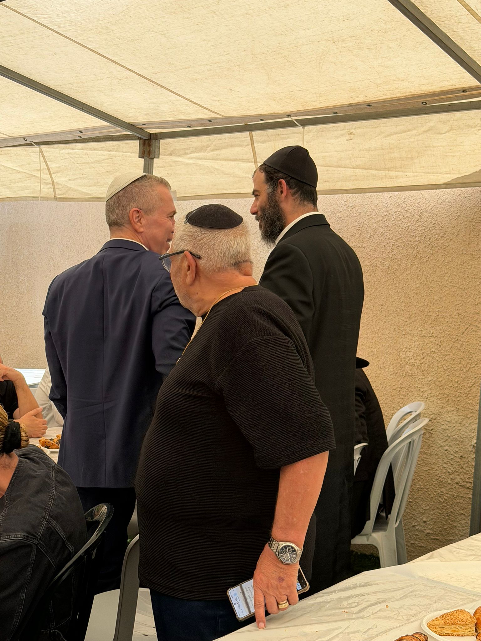 מתחילים את המשא ומתן? בבציק וגלעד ארדן בניחום אבלים אצל ברדוגו. (שטיי…