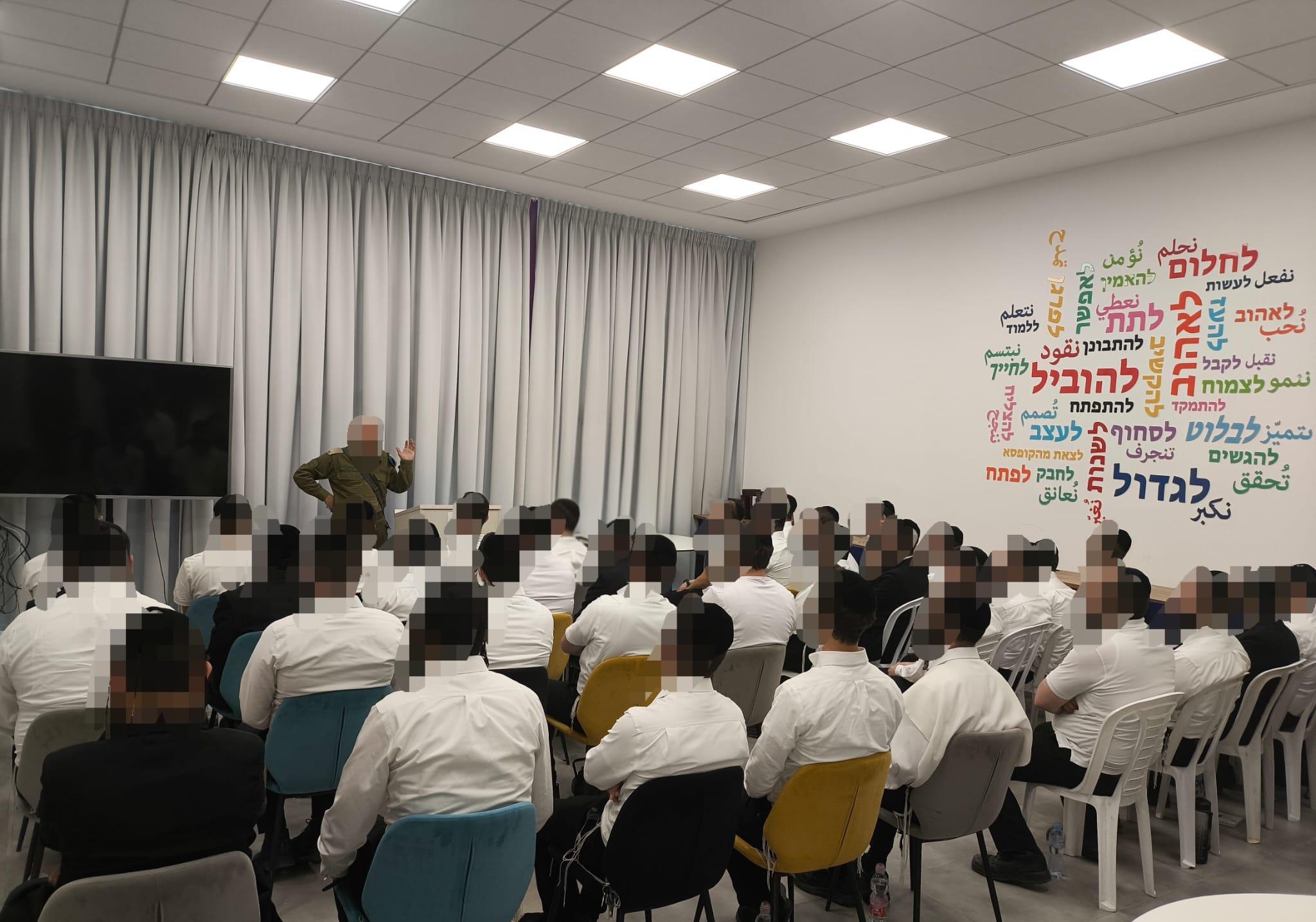 קבוצת משרתים חרדים בתוכנית "מעלות צור" במהלך טקס סיום ההכשרה בבסיס פי…
