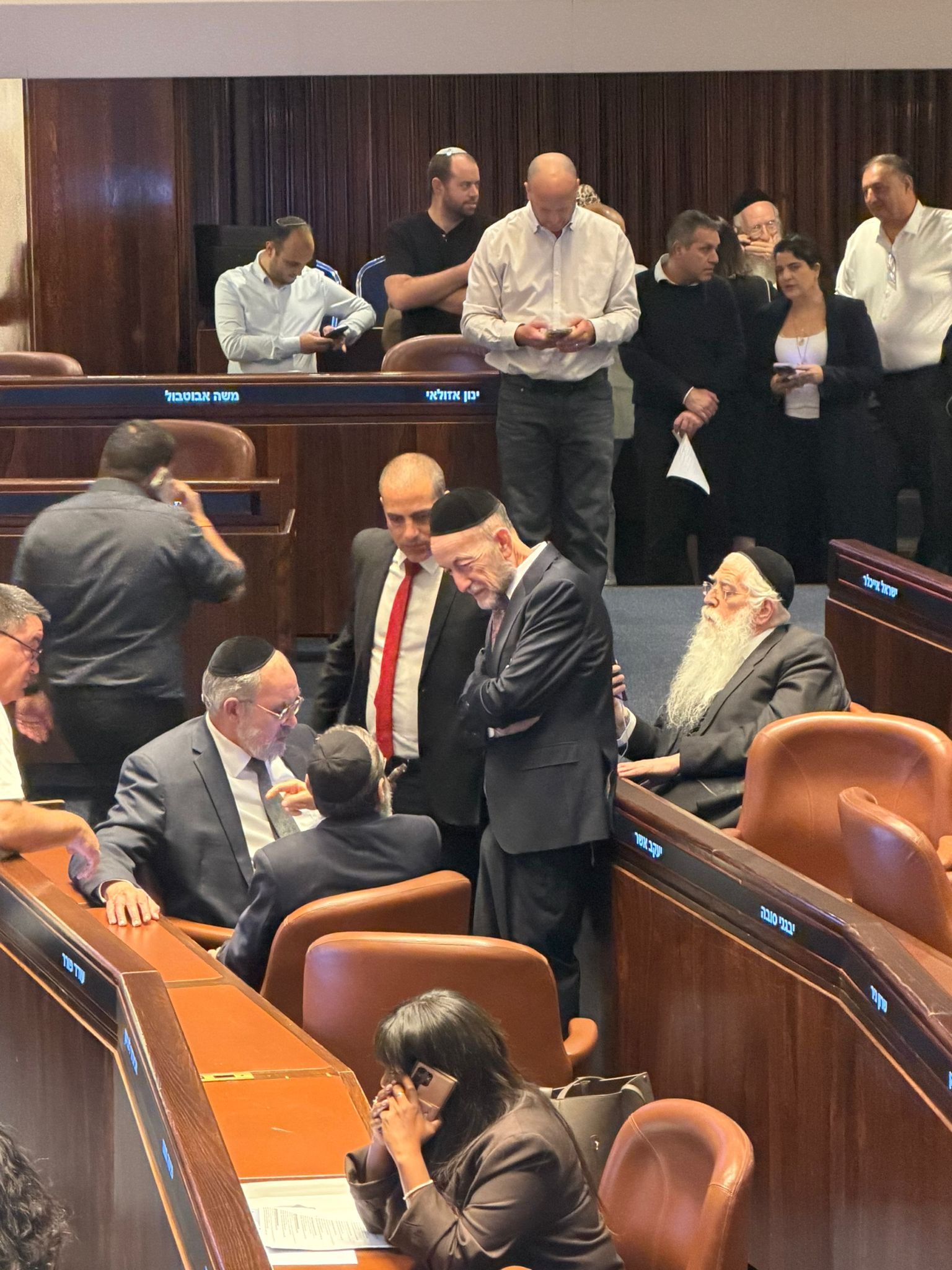 תוך כדי ההצבעה - יו״ר הקואליציה מסתודד עם חברי הכנסת של דגל התורה