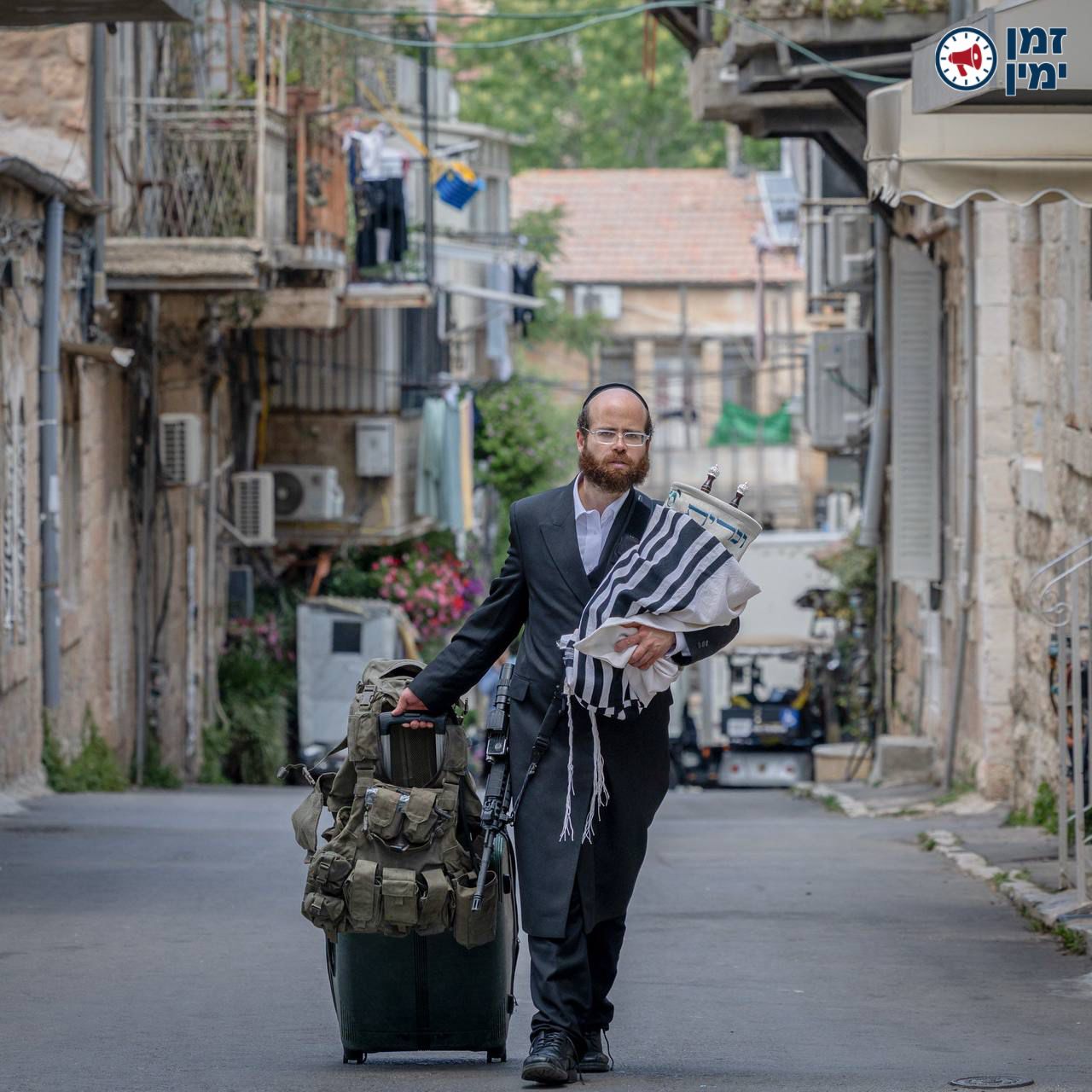 תמונה מדהימה: עם נשק וספר תורה בדרך לעוד סבב מילואים בלבנון