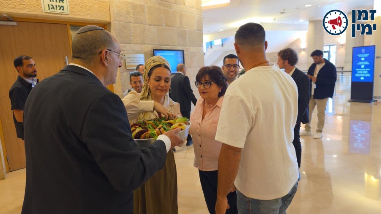 חזק!! הח"כים ואטורי וסון הר מלך מחלקים את הכיבוד של כנס הערבים נגד "ה…