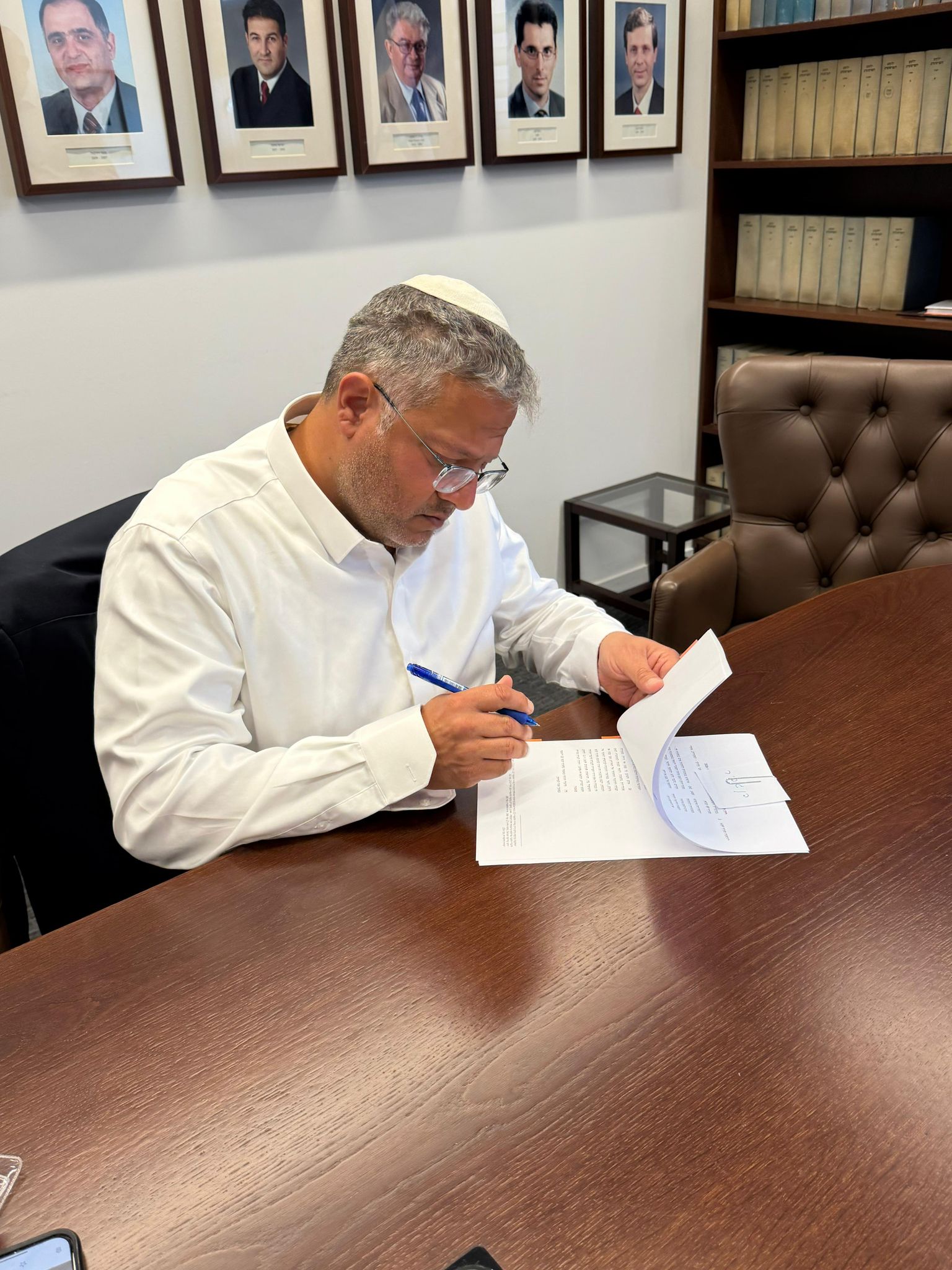 השר בן גביר, חתם כעת על החוק האוסר שימוש בבואש ובגז מדמיע בפיזור הפגנ…