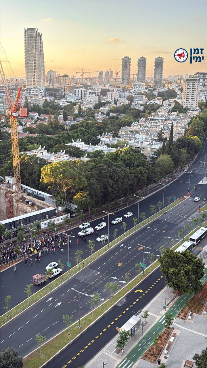 האנרכיסטים חוסמים כעת גם את דרך בגין בתל אביב, המשטרה לא מפנה את החוס…