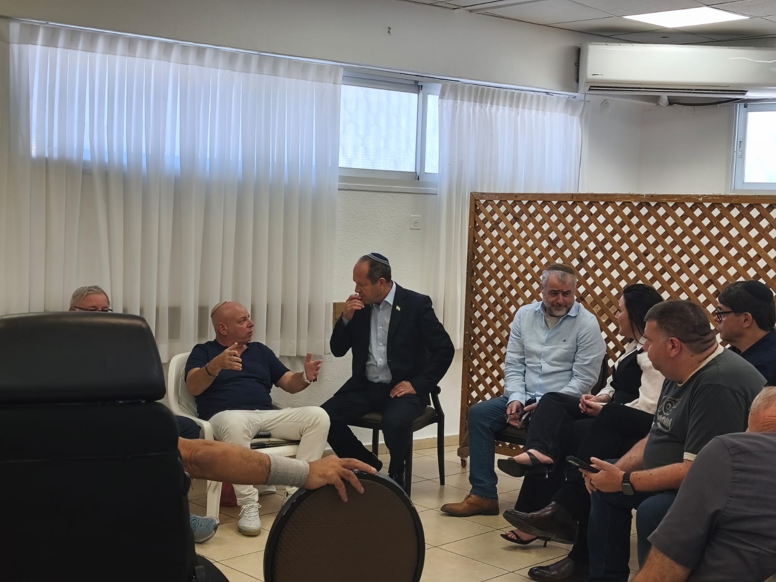 השר ניר ברקת והמגיש שמעון ריקלין בניחום אבלים אצל העיתונאי בועז גולן…