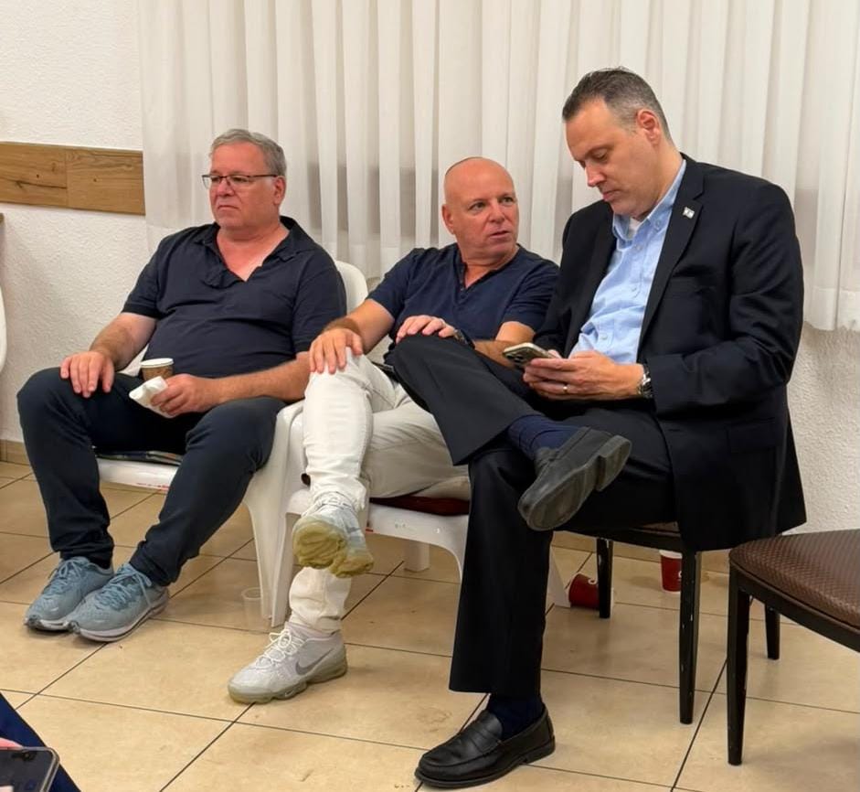 השר מיקי זוהר בניחום אבלים אצל העיתונאי בועז גולן בקריית אתא
