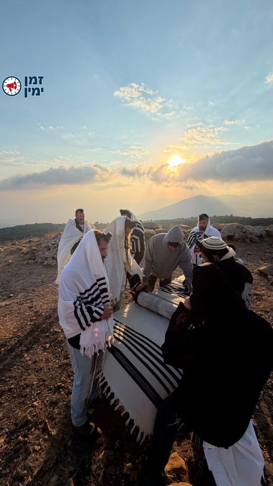 ינון מגל בתיעוד: תפילת ראש חודש במזבח יהושוע בהר עיבל