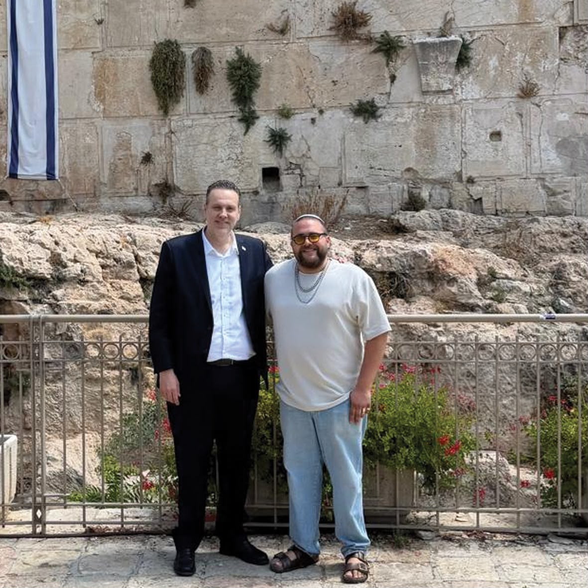 רגע לפני הפריימריז בליכוד הגיע היום השר מיקי זוהר יחד עם בנו הזמר אלי…