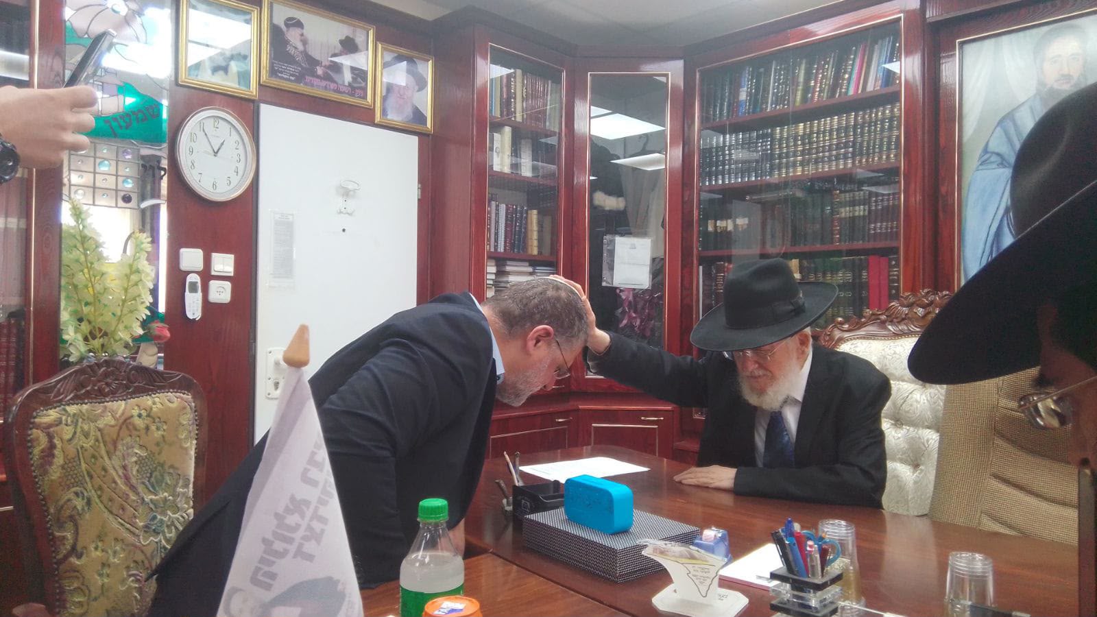 שעות לפני כניסת השבת חבר הכנסת אביחי בוארון הגיע לישיבת כיסא רחמים לפ…