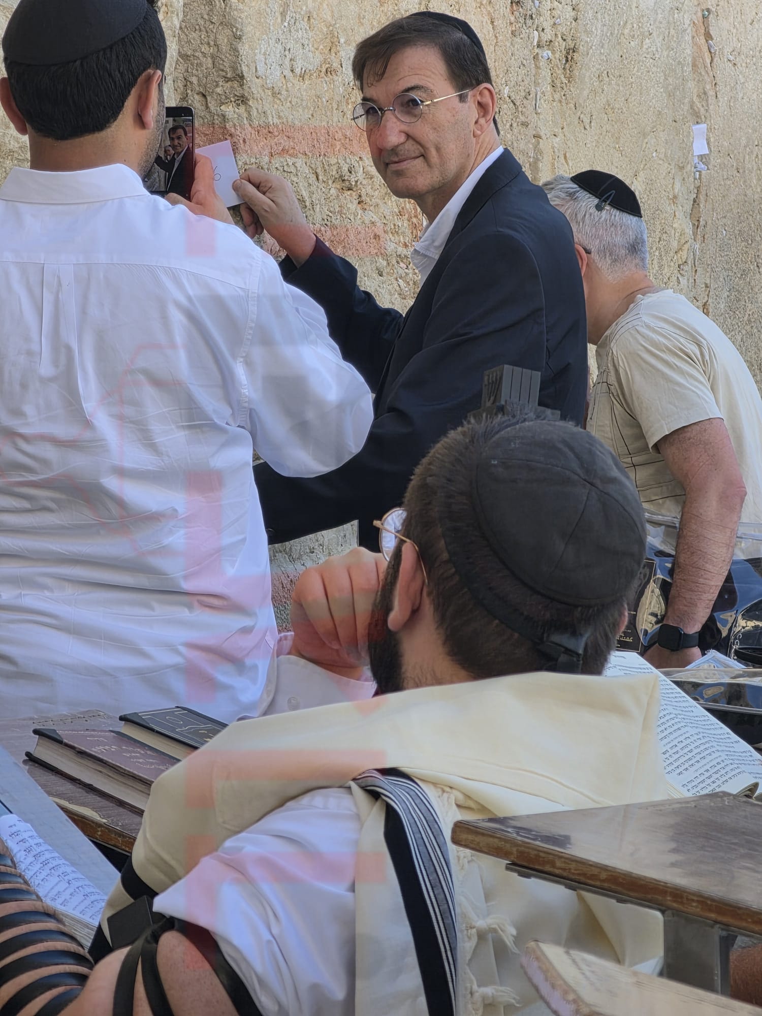 ח"כ בועז ביסמוט בצילום סרטון בכותל
