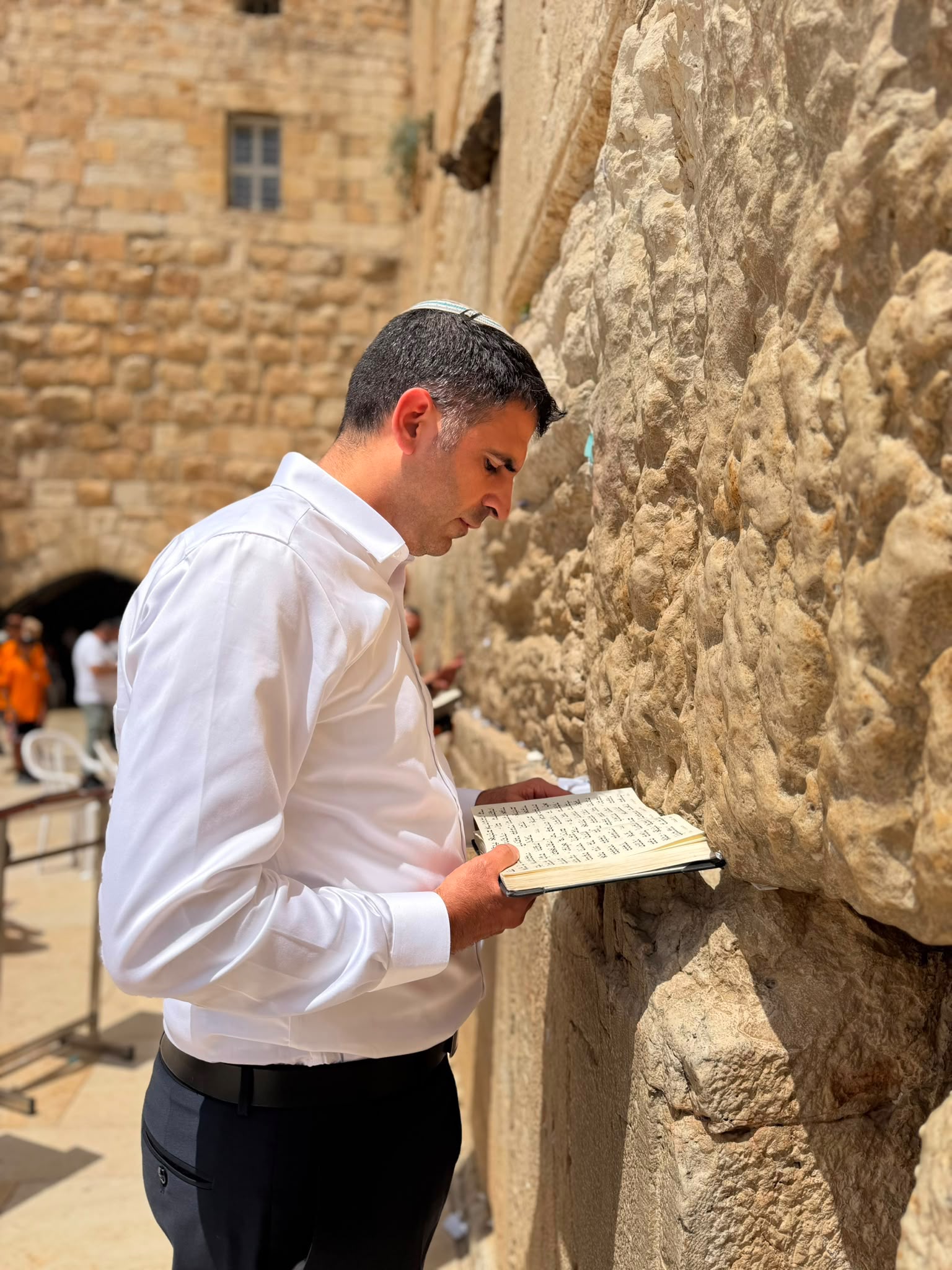השר שלמה קרעי בכותל. יגיע להצביע בקלפי בירושלים בשעה 14:00