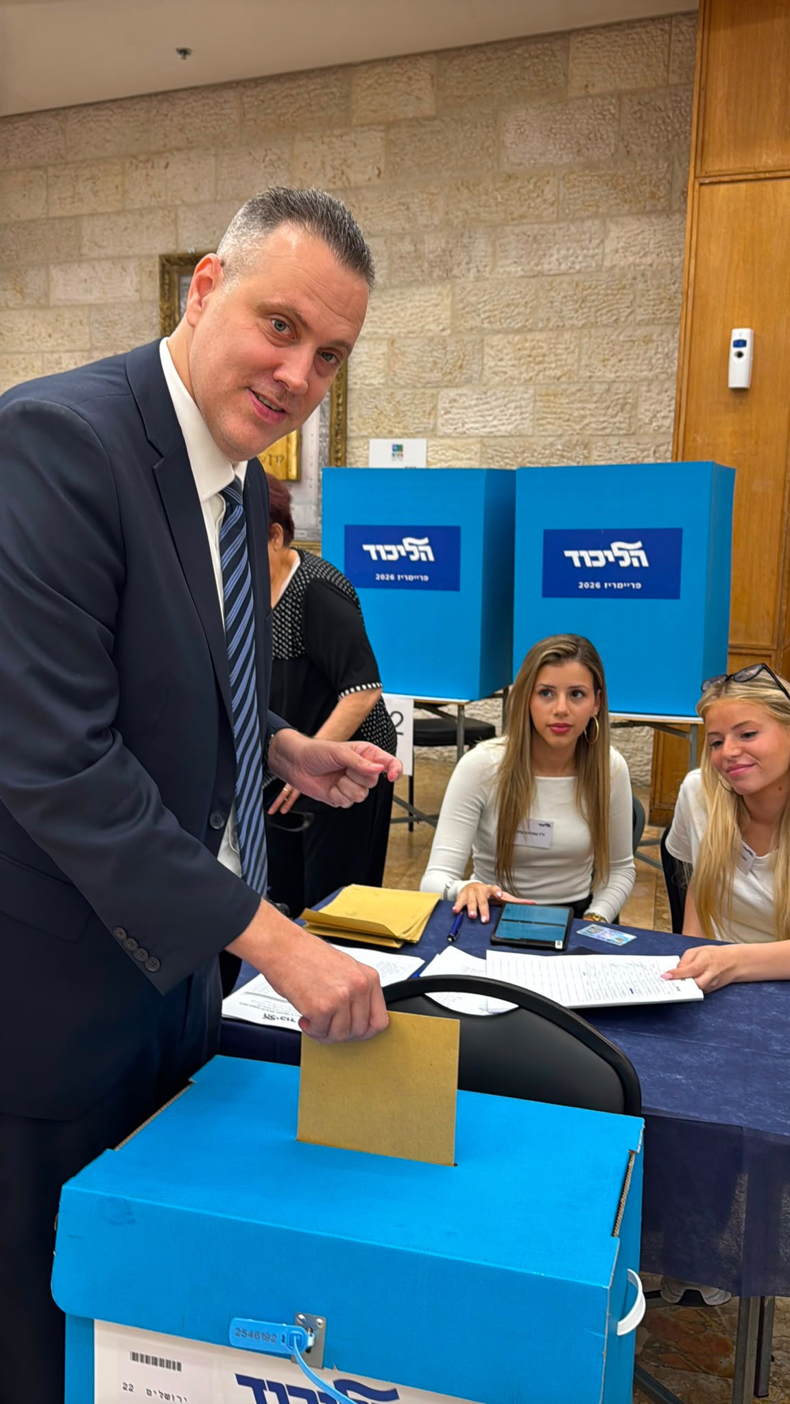 השר מיקי זוהר הצביע כעת: ״צאו להצביע כדי לחזק את נבחרת הליכוד ואת רה״…
