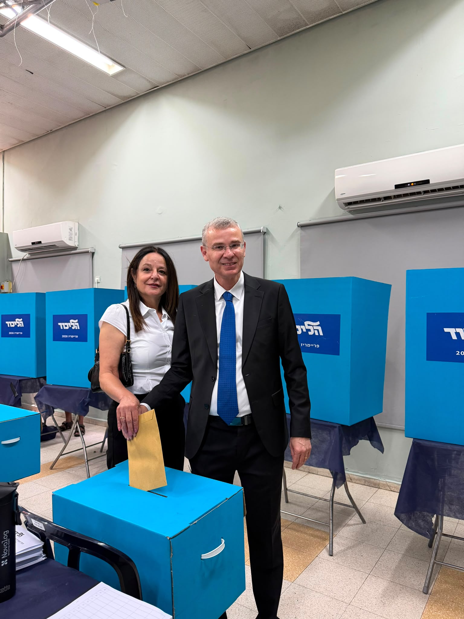 סגן ראש הממשלה ושר המשפטים יריב לוין ורעייתו יפעת הצביעו כעת בפריימרי…