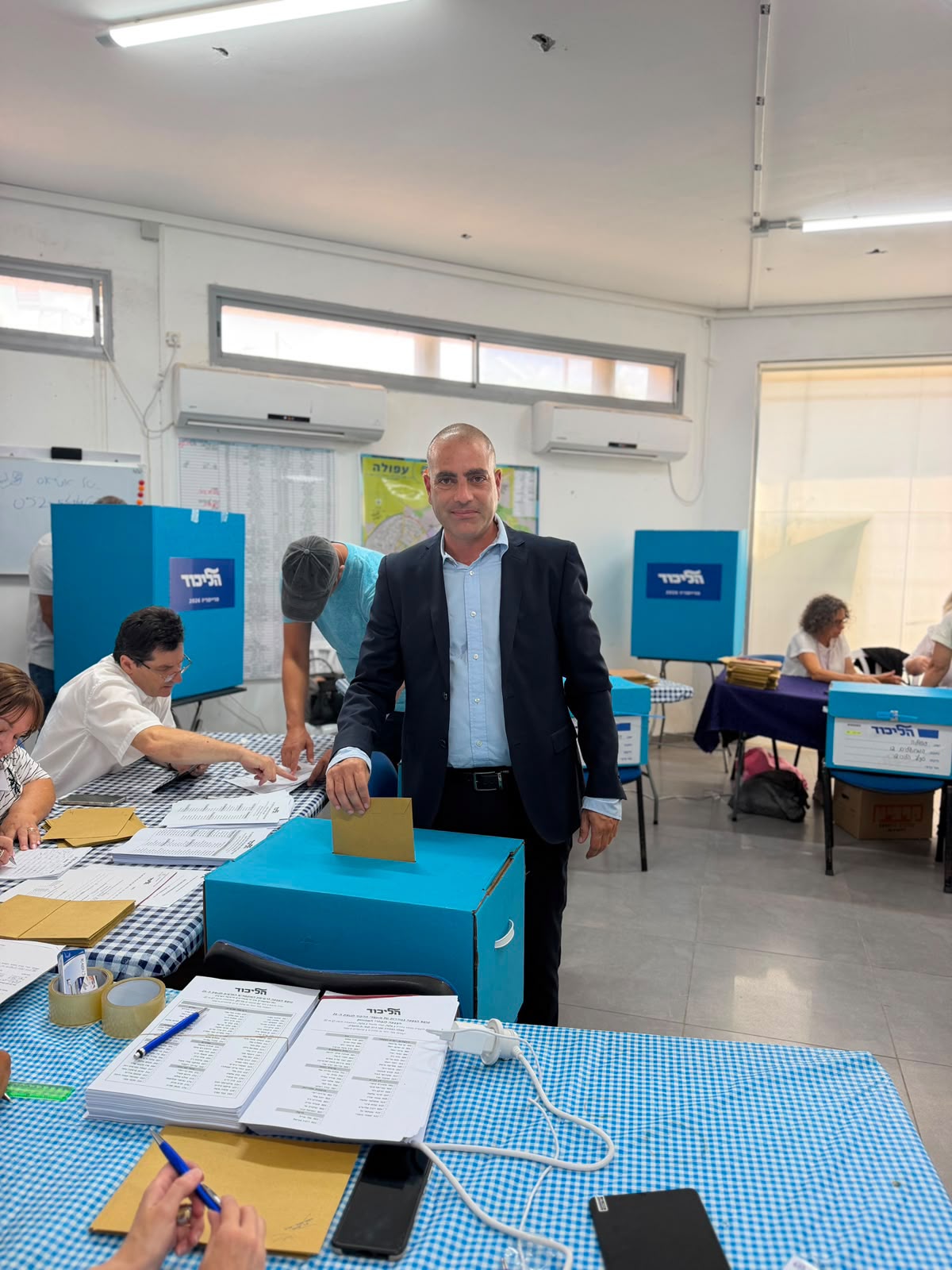 יו״ר הקואליציה אופיר כץ מצביע בפריימריז בסניף עפולה