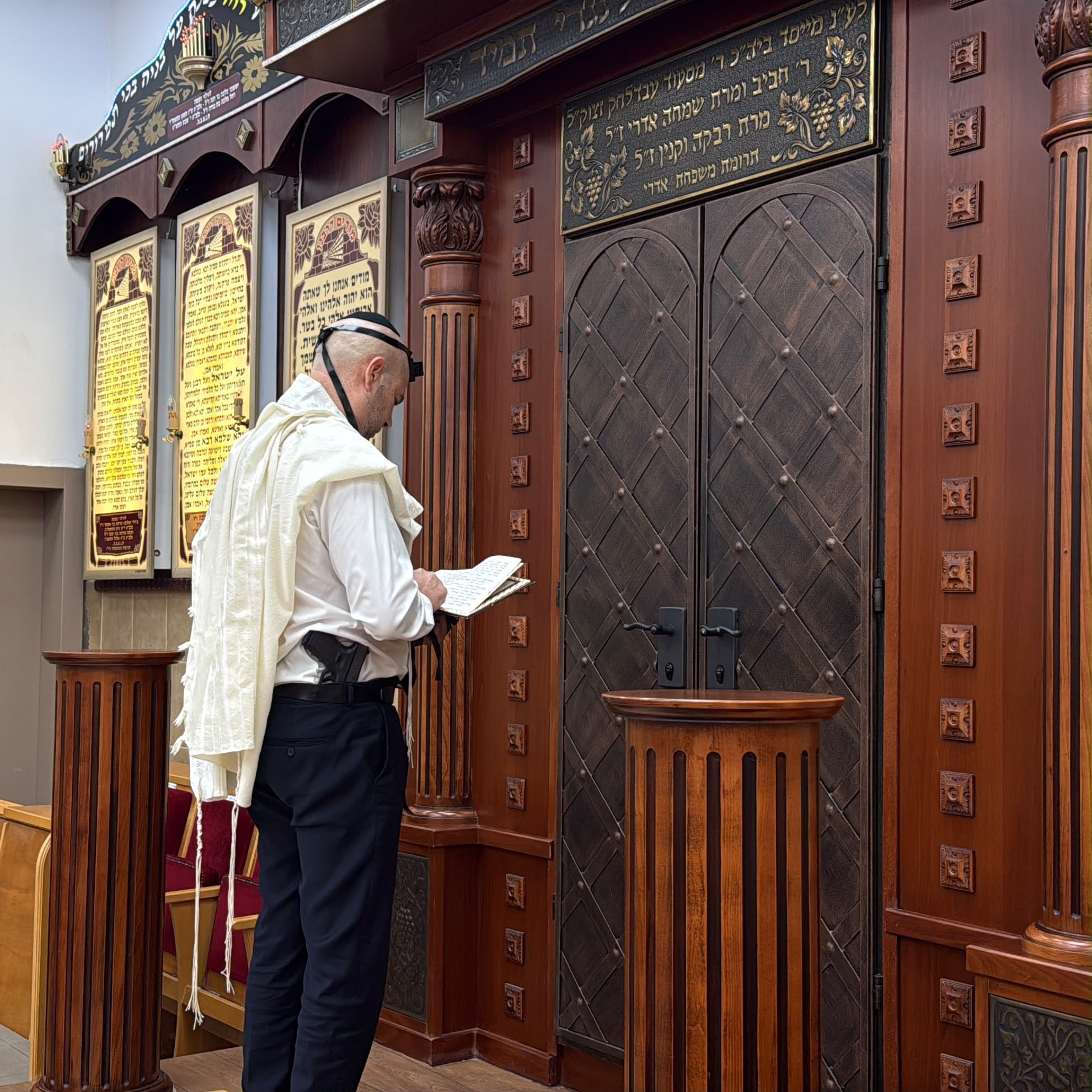 יושב-ראש הכנסת אמיר אוחנה פותח את יום הפריימריז בהנחת תפילין בבית הכנ…