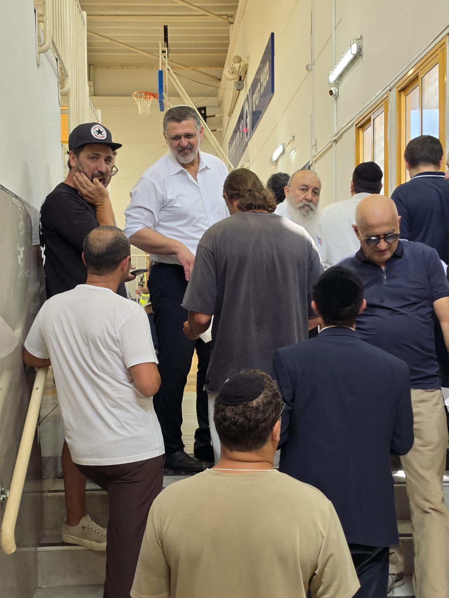 ח״כ אביחי בוארון פותח את היום בעיר שבה גדל, ומגיע לקלפי בנתניה שם הוא…